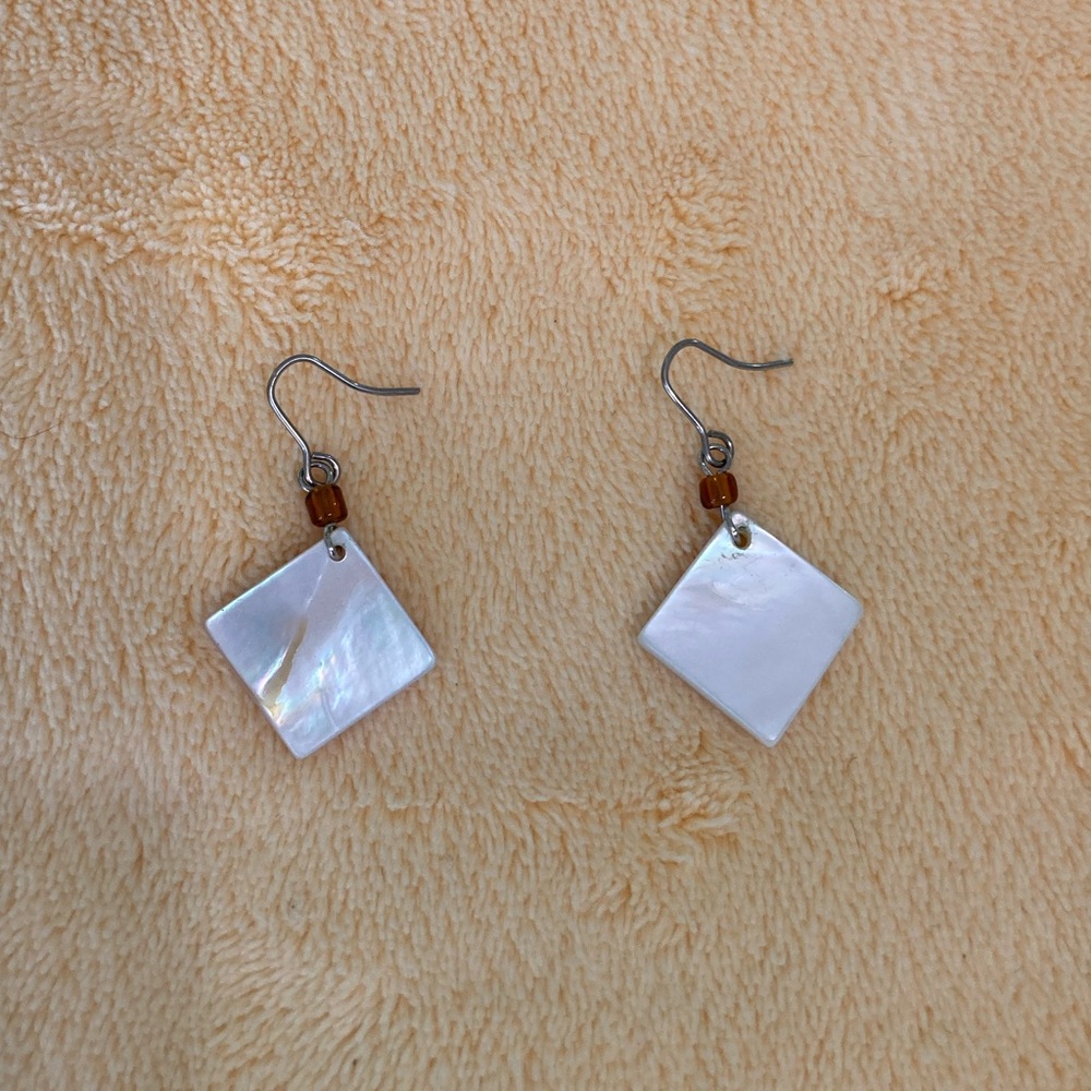 Shell dangle earrings - Picture 4 of 7